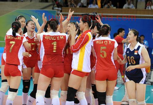 中国女排队员晋级四强（中国女排晋级4强重燃希望）